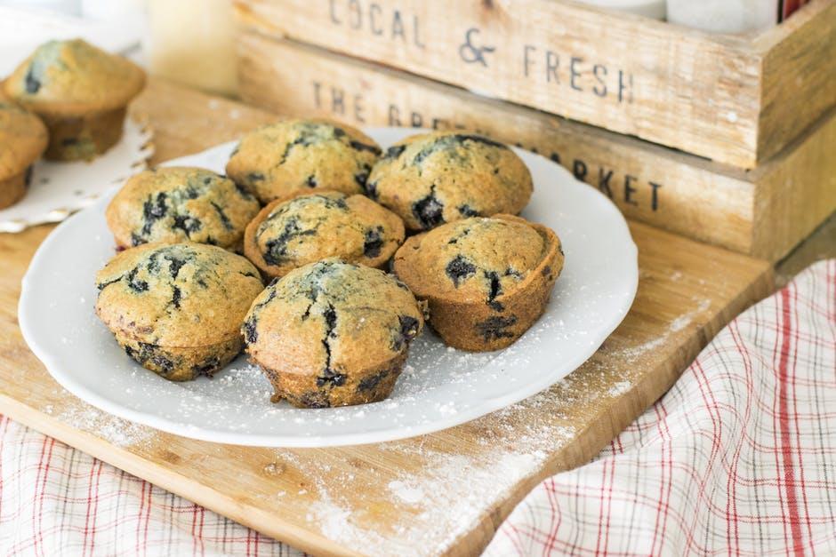 MUFFINS DE CHOCOLATE 2 bananas maduras 3 ovos 5 colher sopa de flocos de aveia 1 colher sobremesa de fermento em pó 4 quadrados de chocolate 70% cacau 1 colher chá de azeite Canela a gosto