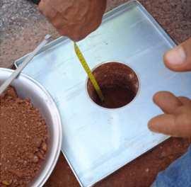 2 Método do Frasco de Funil-Areia Compõe esse equipamento um reservatório de plástico com capacidade de 5 litros munido de uma válvula com um cone na extremidade, e uma bandeja quadrada com um furo