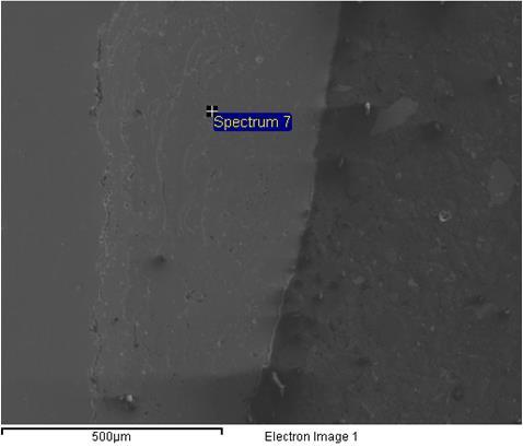 78 Liga intermediária Revestimento Substrato (a) Figura IV.27: (a) Morfologia da condição 2 (b) Espectro de EDS pontual da área 5. (b) A Figura IV.
