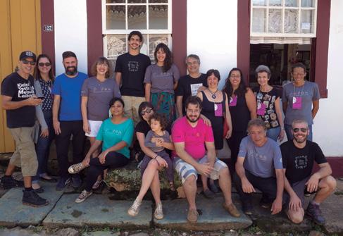 Eugênio Sávio com a equipe que realiza o Foto em Pauta Tiradentes: muito trabalho e dedicação todos os anos Momentos do festival em 2018: acima, lançamento de livros do Sobrado Aymorés e, abaixo,