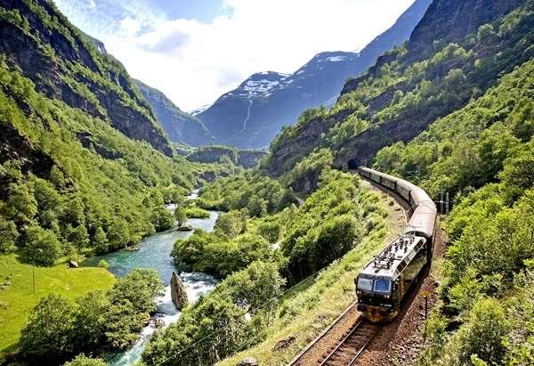 Dia 29 de maio 2014 Quinta-feira BALESTRAND FLAM RAILWAY - HARDANGER FIORDE Café da manhã no Hotel, check-out dos apartamentos.