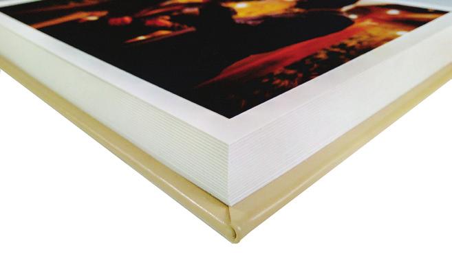 Minibook Capa dura fotográfica, tecido suede, ou courino Miolo somente em papel couchê branco fosco com 800g Disponível para 20 ou 40 fotos Possibilidade de gravação a laser na capa