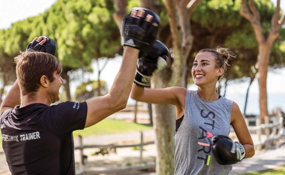 aça um treino na praia, desfrute das aulas de yoga e pilates com uma vista incrivel, nade com a sua família na piscina coberta ou carregue energias positivas com uma corrida matinal.