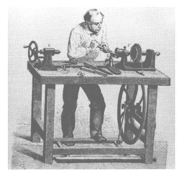Figura 1: Máquina-ferramenta. O torno desde antigamente é utilizado como meio de fabricar rodas, partes de bombas d'água, cadeiras, mesas, e utensílios domésticos.