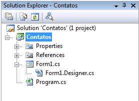 O que o VS faz por você: Quando você inicia um novo projeto, assim que você o salva, o IDE cria os arquivos Form1.cs, Form1.Designer.cs, e Program.cs. Ele acrescenta-os à janela Solution Explorer (canto direito).