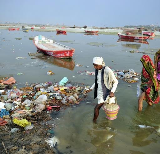 A poluição do Ganges O Ganges é um dos rios mais poluídos do mundo.
