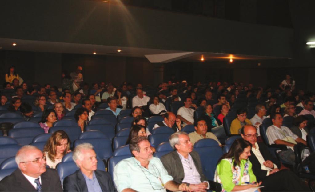 Apresentação Figura 02 - Abertura do seminário 17 de Outubro de 2013 (+/- 300 participantes) Marise Nogueira Ramos, docente da Escola Politécnica de Saúde Joaquim Venâncio (Fiocruz) e da Universidade