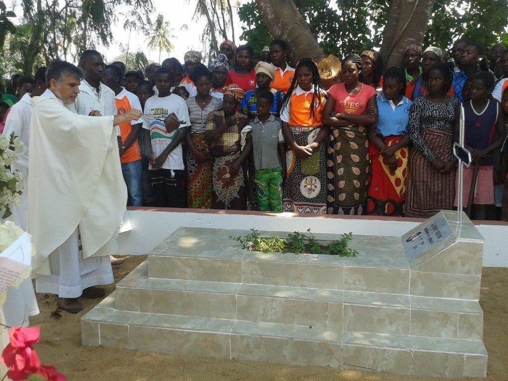 Católicos de Nova Mambone, Moçambique, recordaram e agradeceram o dom da vida e obra de missionários falecidos.