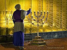 A LUZ DO SENHOR YAHWEH O candeeiro de ouro iluminava o Lugar Santo para a percepção de uma grande luz pelos israelitas como a presença do próprio Senhor YAHWEH iluminando-os continuamente para uma