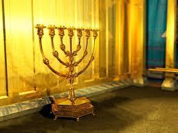 CANDELABRO DE OURO Era uma peça de ouro puro componente da mobília do Tabernáculo também conhecida como Menorah, Castiçal