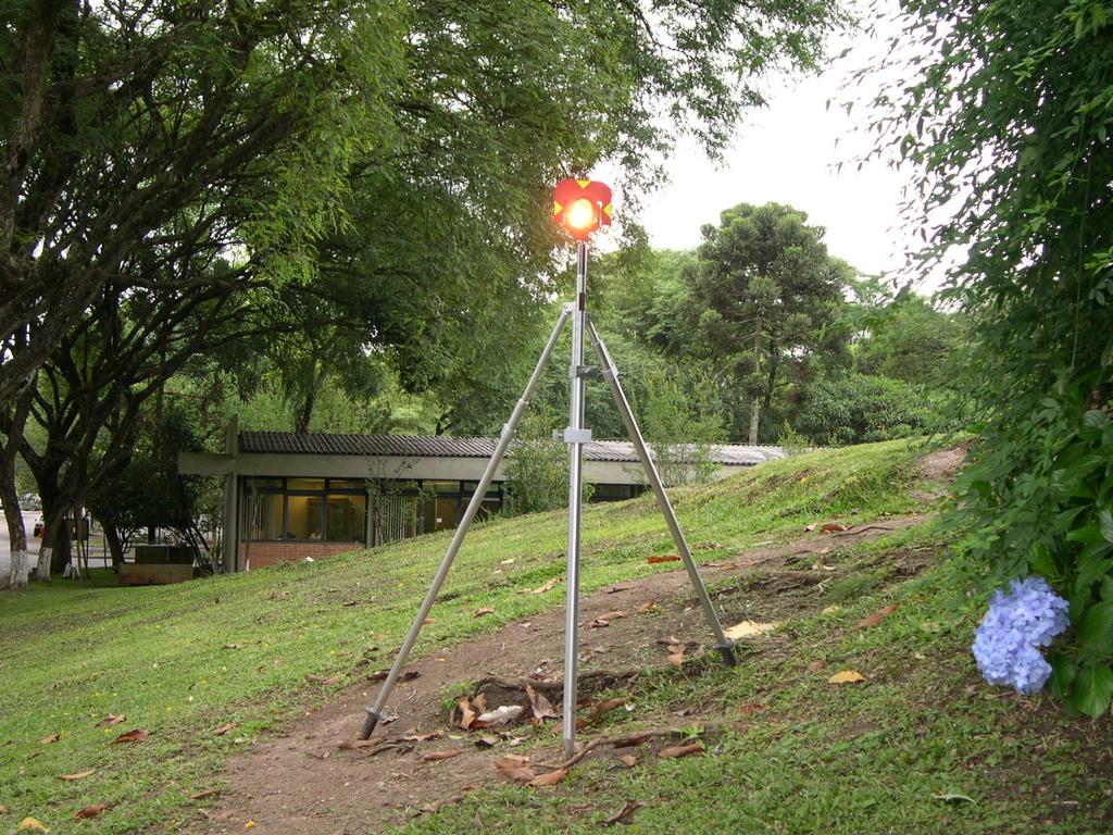 São acrescentados parâmetros ao modelo matemático que relaciona as medidas aos pontos comuns para a transformação (VAN CRANENBROECK e BROWN, 2004). Presidente Prudente - SP, 24-27 de julho de 2007 3.