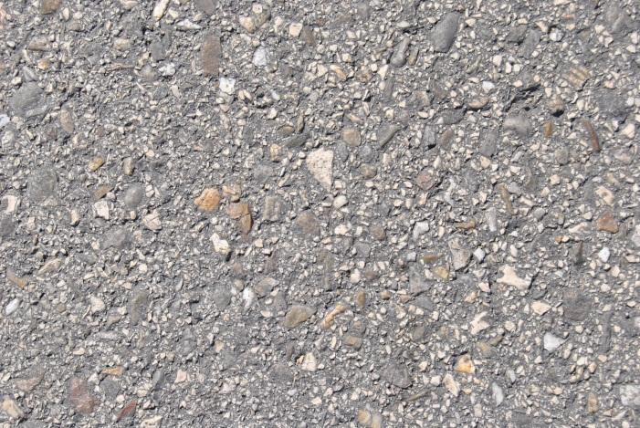 O pavimento existente é constituído por camada de materiais granulares e revestimentos superficiais. Trata-se de um tipo de estrutura de pavimento comum nas estradas nacionais.