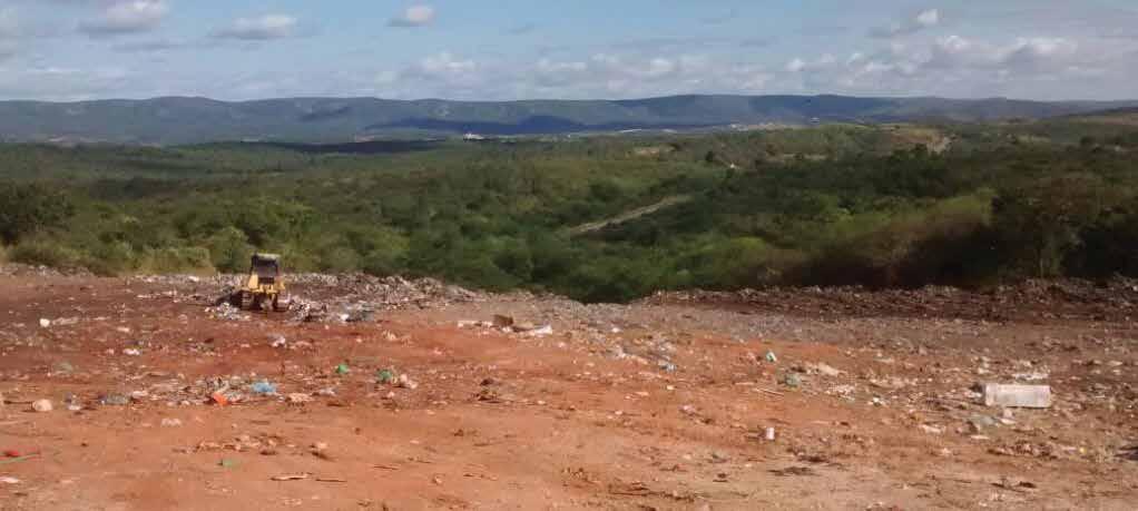 PLANO DAS COLETAS SELETIVAS BACIA HIDROGRÁFICA DO SALGADO Região Sertão Centro Sul Foto 3. Vista parcial do lixão de Várzea Alegre; trator trabalhando no recobrimento Foto 4.