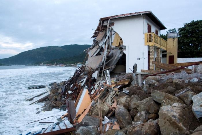 Em abril e maio de 2010 a Praia da Armação do Pântano do Sul sofreu um acelerado processo de erosão devido aos eventos seguidos de ressaca, ocasionados por ciclones extratropicais que se formaram