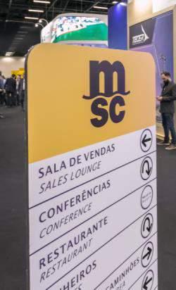 Logo Totem de Sinalização Colocado estrategicamente nas principais ruas do evento e em ambientes comuns, o totem sinalizador é uma excelente ferramenta para divulgação e promoção da sua logomarca,