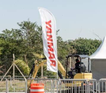 Wind Banner Área Externa Alto impacto de visitantes; Ativação de marca; Aumento no fluxo de visitantes no estande Especificações Técnicas: Dimensões: 30 x 21 cm 10 unidades Observação: O wind banner