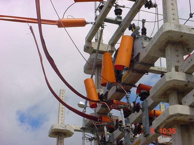 Instalar coberturas circulares e lençol sobre as vigas e partes próximas do isolador pedestal da fase B com a finalidade de evitar contato acidental com as partes energizada.