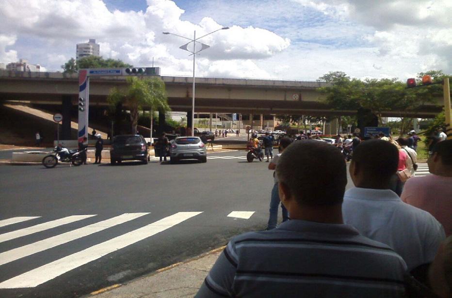 Rio Preto, município de São Paulo, em um ataque a dois carros-fortes que abasteceriam caixas eletrônicos do hipermercado Walmart.
