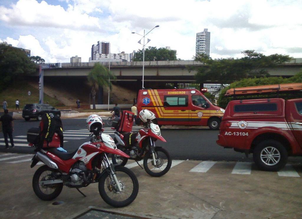 fugiram com os malotes. Os bandidos pararam o carro-forte usando outros três veículos.