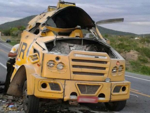 No momento em que o carro-forte levava o dinheiro do banco Itaú, localizado no Janga, na região metropolitana de Recife, cerca de seis homens encapuzados e fortemente armados atacaram o veículo.