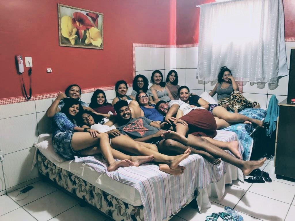 O grupo de viventes se reuniu em um dos quartos do hotel e juntos assistiram aos filmes.