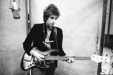 BOB DYLAN LIKE A ROLLING STONE Folk + Rock = Bob Dylan Se inspirava no modo de