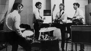 THE BEATLES LOVE ME DO John Lennon na Harmônica (gaita) Gravada e regravada por 3 bateristas diferentes, sendo que a que foi realmente lançada Ringo Starr (baterista principal dos Beatles)