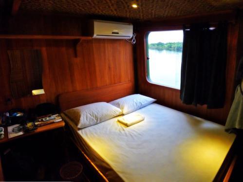 Embarcação Jacaré-Açu Regional-premium de 3 andares, 64 pés. Camarotes decorados, climatizados com penteadeira e banheiro privativo, colchões de mola, travesseiros de pluma.