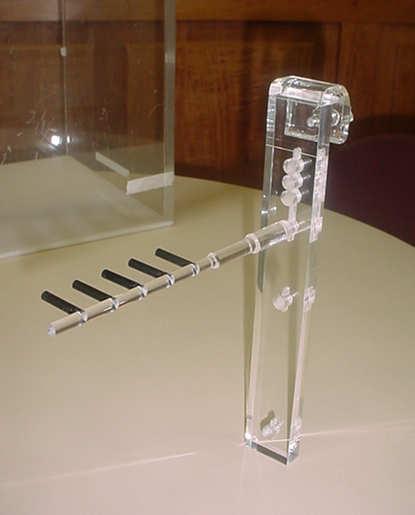 Figura 3.1 Sistema suporte-braço desenvolvido para as avaliações postais (VIAMONTE, 003). O suporte é aderido na parte extrema do fantoma com um parafuso.