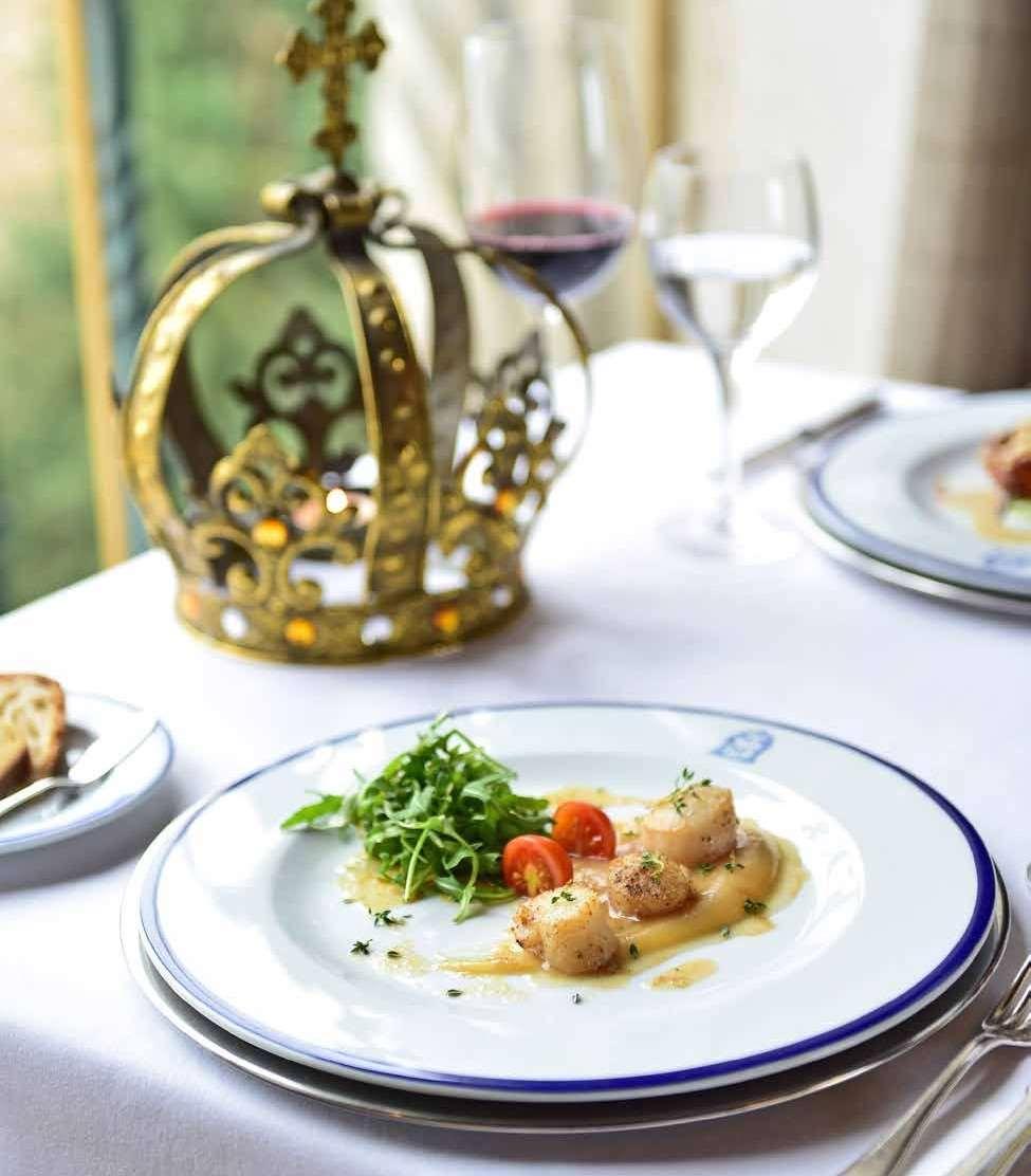 RESTAURANTE DA POUSADA ESPECIALIDADES Vieiras frescas salteadas com tomilho, puré de maçã e agrião fresco sobre duas texturas Lombo de Bacalhau à D.