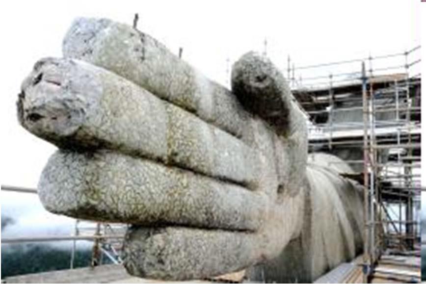 Cristo Redentor, castigado por raios, passa por