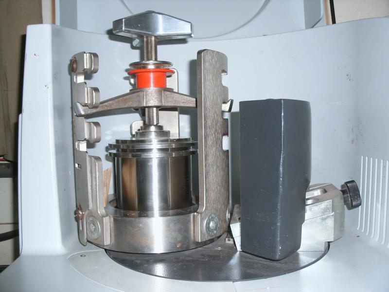5 mostra o moinho empregado neste trabalho para a síntese em estado sólido de BT, bem como o vaso de moagem de Zircônia. O equipamento pertence ao GDDM-UEM. (a) (b) Vaso de moagem. Fig. 3.