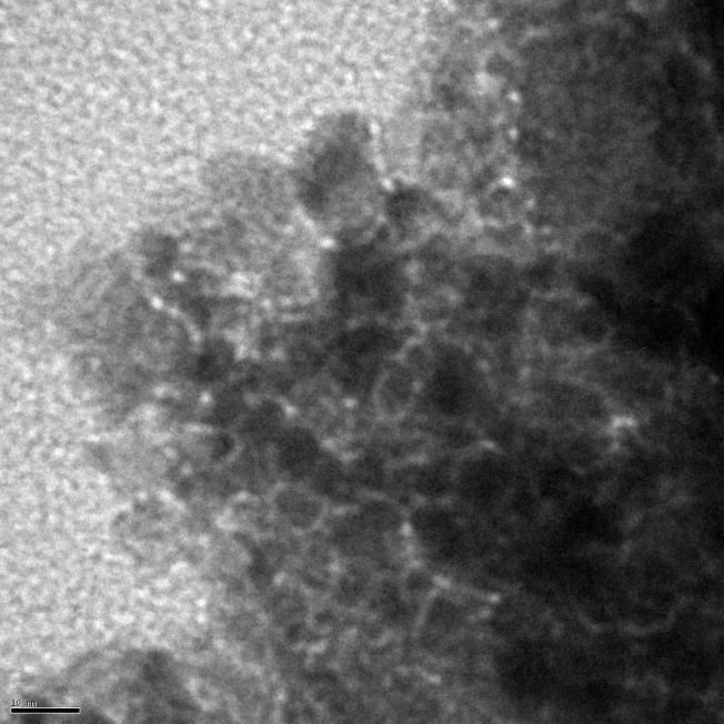 84 c) Microscopia Eletrônica de Transmissão As imagens de TEM mostradas nas Figuras 4.16 (a) e 4.16 (b), apesar da difícil visualização, mostram aglomerados de nanopartículas de BT menores que 20 nm.