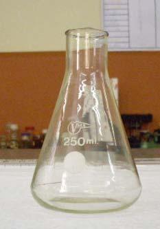 Erlenmeyer: aplicado na dissolução de substancias, nas reações químicas, no
