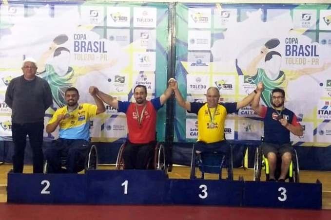 AABB Notícias 15 Alexandre Ank é prata na Copa Brasil Sul-Sudeste de Tênis de Mesa Mesmo sentindo fortes dores no ombro o mesatenista paralímpico da AABB-JF, Alexandre Ank, conquistou medalha de