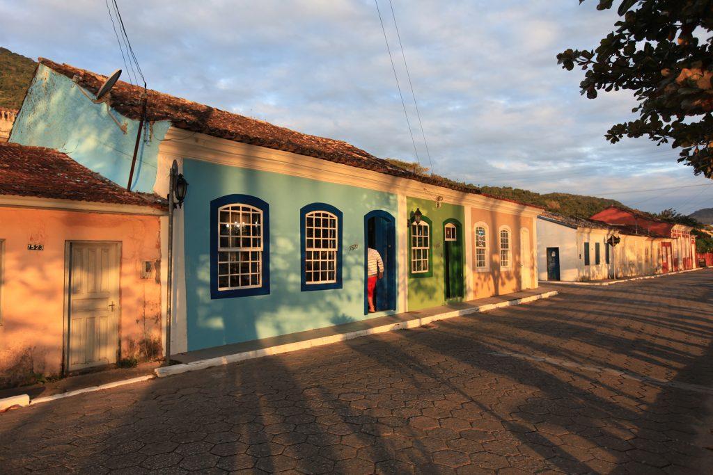 Fig. 4. Ediﬁcações no Ribeirão da Ilha (foto: Joel Pacheco, 2013).