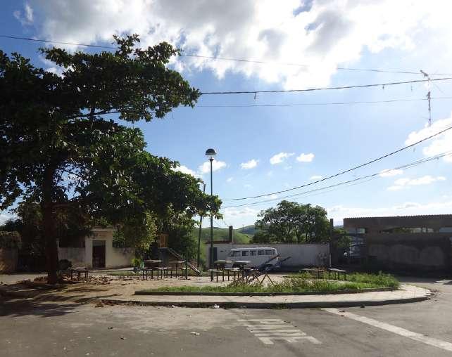 Praças 1 - PRAÇA NO BELO HORIZONTE Localizada no final da rua do Contorno 2 - PRAÇA MÁRCIO