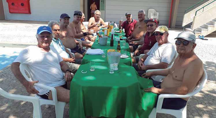 SOCIAL Turmas que fazem o PIC bate papo animado, cerveja gelada e uma partida de peteca ou dama Encontrar os amigos para bater um bom papo,