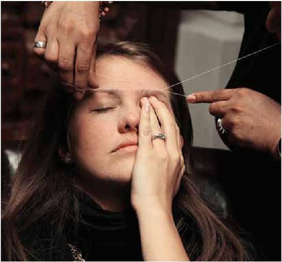 Depilação com linha Também conhecida como depilação chinesa ou egípcia, a extração de pelos com linha começa a ser difundida no Brasil.