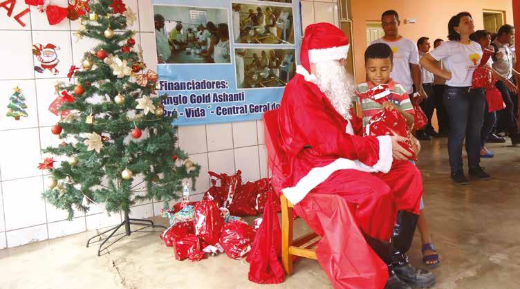 ATITUDE VOLUNTÁRIA Durante o ano, os empregados da AngloGold Ashanti reforçaram a cultura de solidariedade, doando parte do seu tempo e do seu conhecimento para a transformação social da comunidade