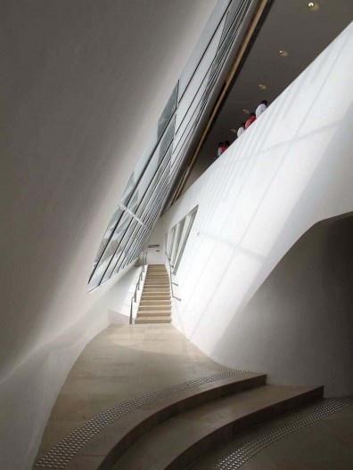 Museu do Amanhã, rampa e escada lateral, Rio de Janeiro.