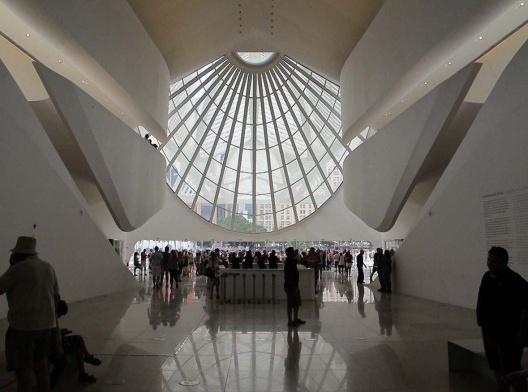 Museu do Amanhã, lobby, Rio de Janeiro. Arquiteto Santiago Calatrava Na medida em que me dirigia à entrada me veio à mente a letra da música Mestre Jonas, de Sá, Rodrix e Guarabira.