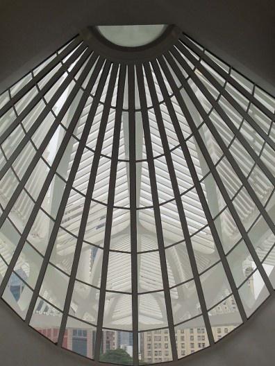 Museu do Amanhã, vidraça no lobby, Rio de Janeiro.