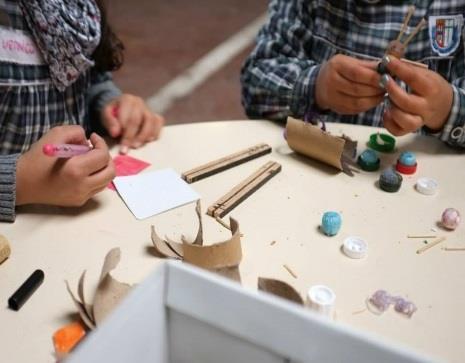 .. Com cola, cartão, palhinhas e muito engenho vamos construir e colorir o nosso brinquedo