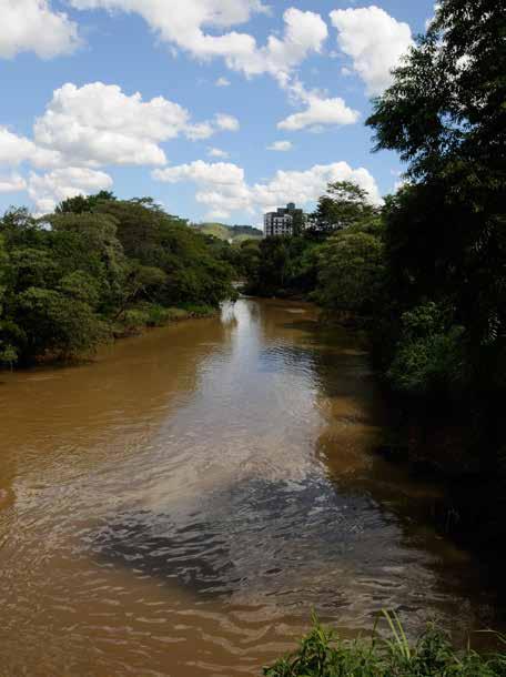 Relatório da Situação dos Recursos Hídricos 2015 18 DISPONIBILIDADE DAS ÁGUAS, DEMANDA DE ÁGUA E BALANÇO: SÍNTESE DA SITUAÇÃO E ORIENTAÇÕES PARA GESTÃO SÍNTESE DA SITUAÇÃO Rio Camanducaia em Amparo -
