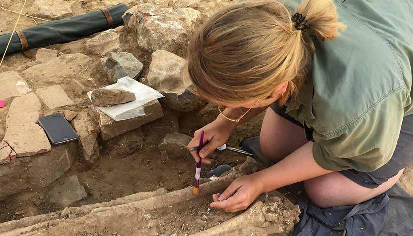 CuLTurA & ASSoCIATIvISMo Escavações em Cacela velha revelam cemitério medieval Os trabalhos arqueológicos no sítio do Poço Antigo voltaram a colocar a descoberto a riqueza patrimonial desta vila