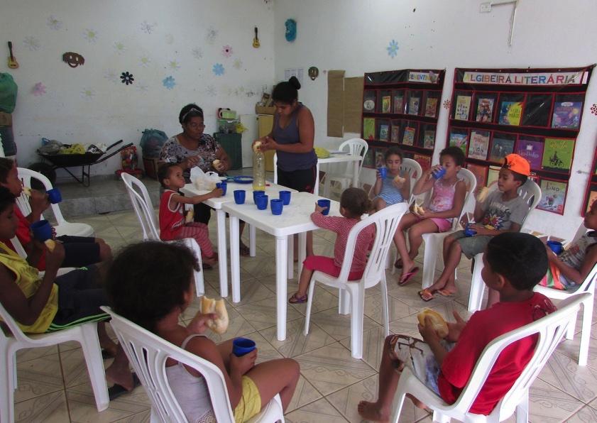 O lanche foi com ajuda de todo mundo.