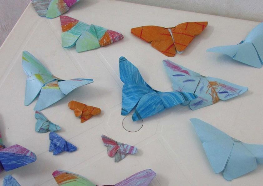 A gente consegue fazer borboletas com as folhas que usamos em outra atividade, para
