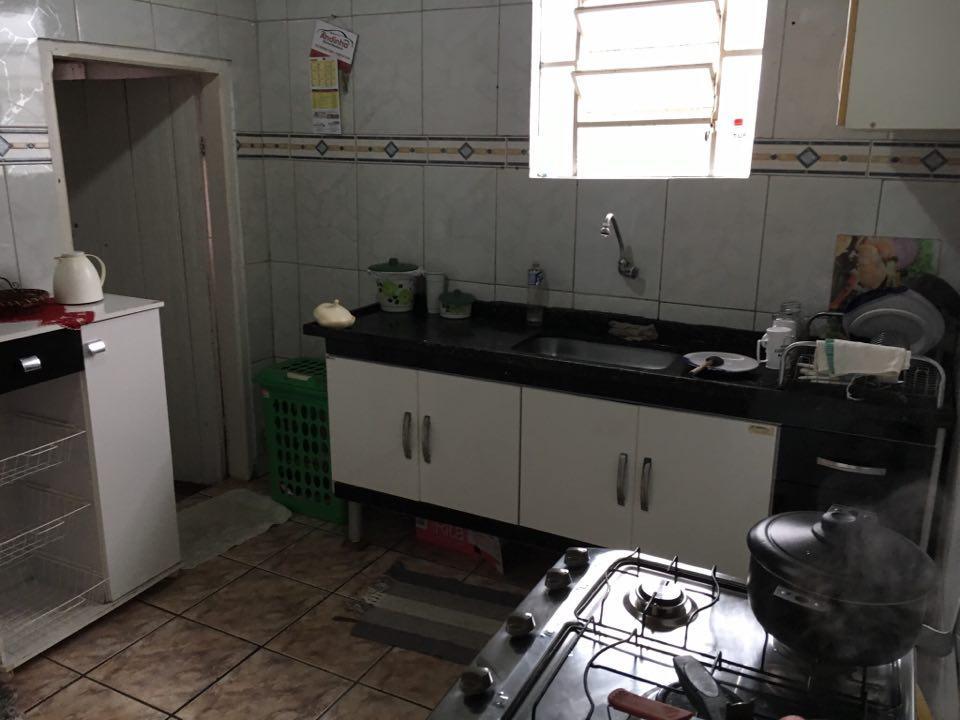 Foto 07 - Cozinha - com paredes azulejadas até o teto, forro de madeira envernizada, vitrô de ferro com vidros, piso