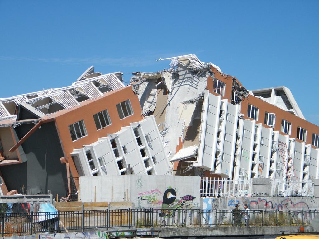 Civil: estruturas de edifı cios (sujeitas a terremotos), pontes